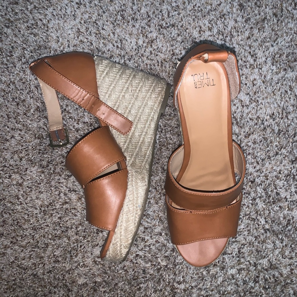 Tan platforms